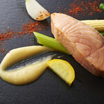 ビストロ ヌー - サーモンのミ・キュイ　レモンのソース