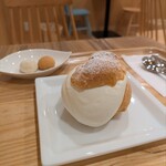 お菓子とコーヒーの店 のどか - 先に急いでシュークリームを持ってきてくださいました。ほろほろのお菓子までついてきてびっくり！
