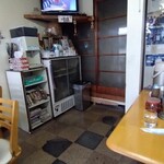 みたか食堂 - ガラス戸の奥にも部屋がある
