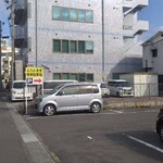 みたか食堂 - 店前駐車場1/2