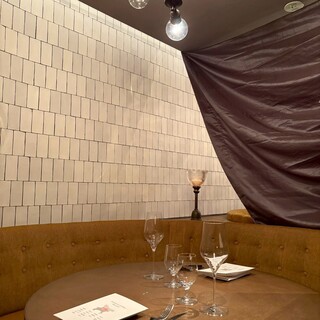 円卓席
                                          2～4名様で利用可能