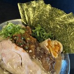 RAMEN HITONI YASASHIKU - 【こってり＝tp菠薐草×海苔×半コツ×ニラ辛sv味付玉子】