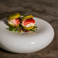 抹茶のマカロンと鴨の生ハム