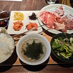 焼肉邸 四五六 - 四種盛り。このタレ皿は許せないです