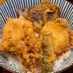 亀鶴庵 - 亀鶴庵 茅場町店 茄子・薩摩芋・獅子唐・エノキ・蓮根の天ぷらが盛り込まれる野菜天丼
