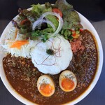 medo currysha - 黒毛和牛メドカレー味玉トッピング