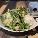 バルザル 大井町店 - ラム肉の鉄板サイコロステーキ(150g)    サラダ