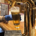 和っ家 - カウンターにあるサーバーで生ビール