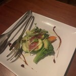 バニラビーンズ - マグロとズッキーニとブロッコリーと人参のサラダ