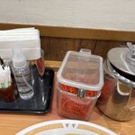 カレーショップ C＆C - 紅生姜、ナフキン、アルコールスプレーも備わる