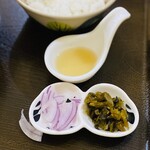 カオソイ食堂 - ライム、紫玉ねぎ、高菜