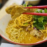 カオソイ食堂 - ホロホロのチキン