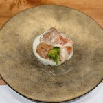 鮨・鉄板焼 はる真 - 鯛、帆立、エビの焼き物。ホワイトソースがけ。