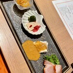 中国料理 「王朝」 - 前菜
      ・ 豚耳の中国醤油煮とフレッシュセロリの和え物
      ・サスティナブルサーモンの中華風シーザーサラダ
      ・ししゃもと旬のキノコのマレーシア風
      ・ 四川風よだれ鶏香味ソース