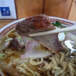 白河手打らーめん　うさぎ - このチャーシュウはサービスかな！