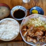 から揚げ定食５５０円　ご飯は茶碗にぎゅうぎゅうに押し積めてあるので見た目以上にボリュームがあります！　味噌汁は白味噌仕立て