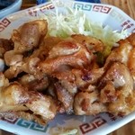 ５５０円という価格で唐揚げが１０個ぐらい盛られていてボリューミー！　しかもモモ肉使用で衣も薄く柔らかくてジューシー♪　こりゃ繁盛するわ^^