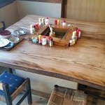 こたん - テーブル席は相席必須の作りになっています。