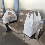 海鮮食堂 さばや - 鯖の押し寿司とサーモンの押し寿司の持ち帰り。大きさわかるかな？ベンチとの比較。想像の1.5倍でかかったw