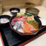 海鮮食堂 さばや - 海鮮丼。しめ鯖食べてからこの海鮮丼を追加注文。最後死にそうになったけど完食♪