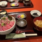 傳 人形町店 - 鮪三種丼1,480円(税込)