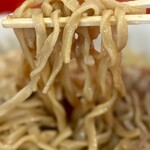 ラーメン二郎  - 極太縮れ平麺