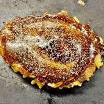 お好み焼 千草 - ケシの実の粉末をまぶして、千草焼きの完成。