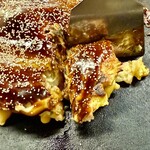 お好み焼 千草 - 切りながらそのまま食べる。