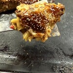 お好み焼 千草 - 中の蒸し豚を落とさないように慎重に食べ進む。