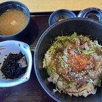 漁師料理 かつら亭 - 小鉢とお汁が付いてます