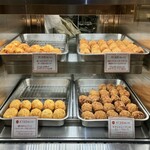 赤白 フレンチ惣菜 - 揚げ物陳列棚