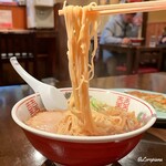 中華そば横山 - 麺は細ちぢれ麺で
