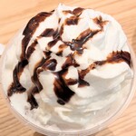 スターバックスコーヒー イオン相模原ショッピングセンター店  - 上空からのチョコソースと白いソースがかかっているの。