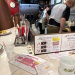 カリ～ アンド スパイスバル カリ～ビト - 真っ赤なカウンター8席の店内