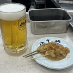 八重勝 - 生ビールと土手焼き、けっこう甘い