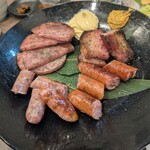 てっぺん - 肉屋のソーセージ盛り合わせ♡ﾄﾞｺｶ?有名なお肉屋さんのだそうです(^^)
