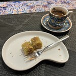 アラブ料理専門店 七つの丘 SEVEN HILLS - （私のデザート）バラクヴァ、しっかり甘いけどもっと食べたい