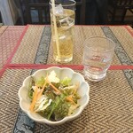 アジアティーク - 座るなり出されたサラダ　注文後にりんごジュース到着