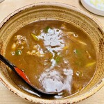 釜揚げうどん 一心 - 料理写真:注文から17分程で着丼。純和風なカレーうどんは鰹が効いた旨お出汁。頭皮から汗であったまる〜。店内はクーラー強めの意味が分かった。紙エプロンもくれました。