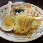 高尾食堂 - 2014年11月24日(月・祝)　ラーメン(540円)　麺リフト