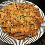 大 - 名物の海鮮チヂミ。大好物の一品。甘辛いタレにつけて食すが、粉が少なめな分、海鮮とニラの複雑な食感と歯応えで、満足度が高い！