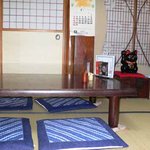 Moriyasu - そして奥はこんな感じで座敷になっています。手前に２テーブルです。そして襖があって奥にもテーブルがあります。空いているときは襖は閉まっています。