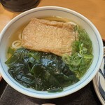 手打ちうどん寺屋  - うどん（きつねとわかめトッピング）