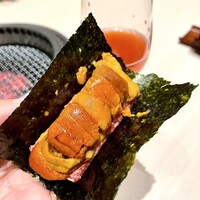 西麻布けんしろう - ① 【傑作をその手に】
                    ・和牛の雲丹ユッケドッグ　
                    　ランプ（鳥取）、雲丹（根室）