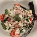 はりや総本店 - 温泉卵とカリカリベーコンのシーザーサラダ