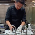 炉ノ鳥 - カマスを手際よく捌く職人さん