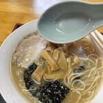 うちだラーメン - 分からないかもですけど、このレンゲ、誰の口にも入らない大きさ。くらさんのゲンコツくらい。