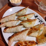 餃子酒場 一世一代 - 左が海老餃子、右は特製餃子