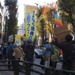 SURABI - お店の近くのベンチでスラビを食べていると、「センソーやめよー」とか言っている人たちが。どこに対して抗議しているのかは全く分からず(⁠^⁠^⁠;)