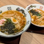 天然温泉 豊穣の湯 dormy inn - 夜鳴きそばの大盛りと普通盛り✨️大盛りは麺量1玉分。
      器も雰囲気あって良いです♪すべて完食完飲。